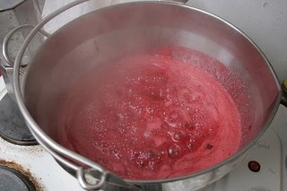 boiling-raspberry-jam